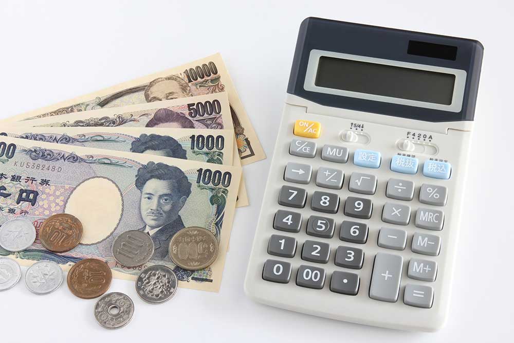 保険に加入して、毎月一定額の掛け金を積立てて将来に備えます