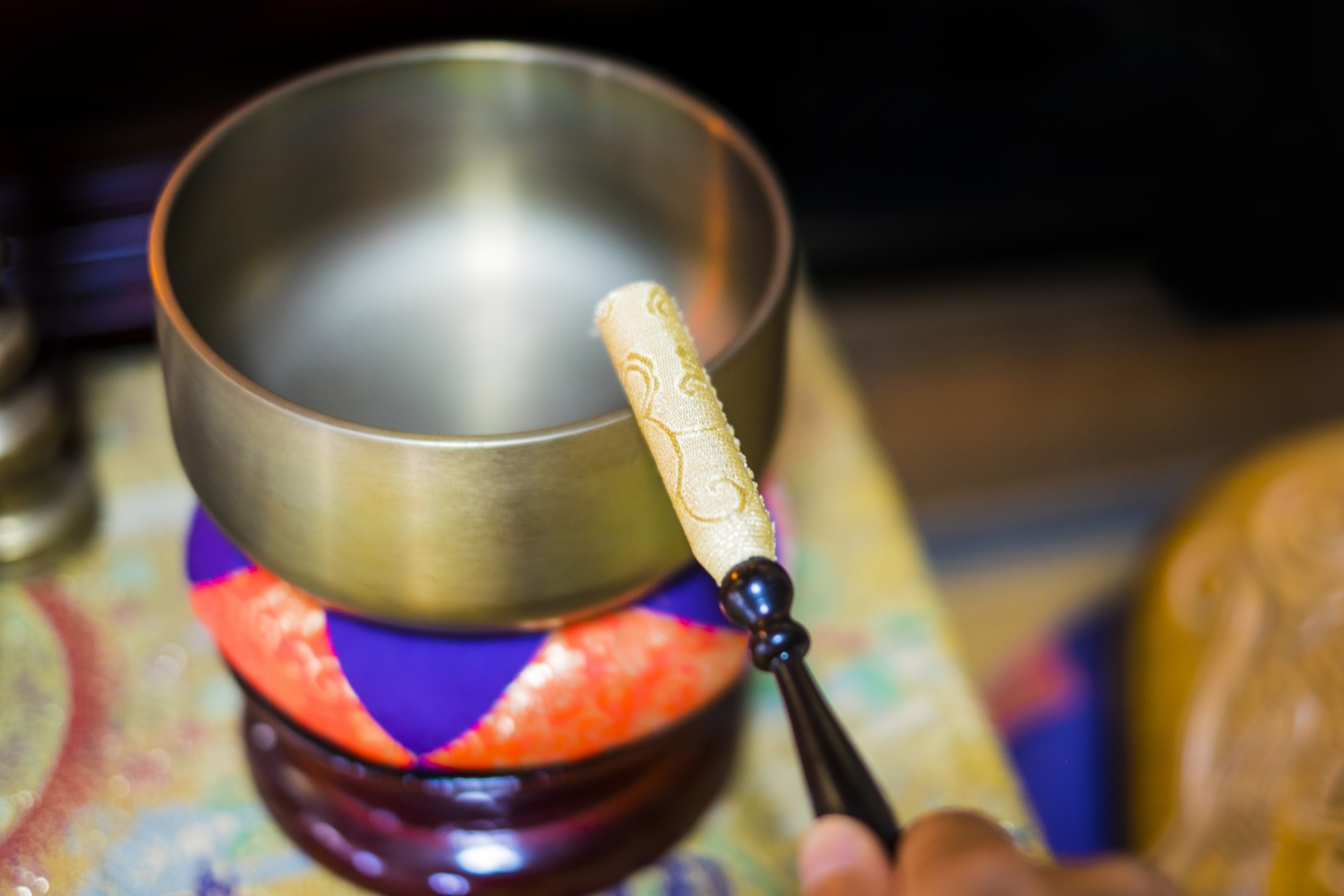 仏壇に必要な「おりん」は、宗派によって打つ回数が異なります。