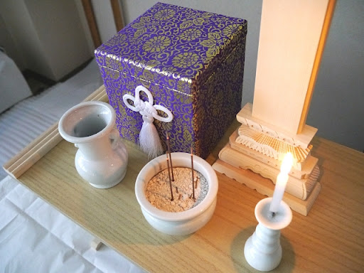 家で手元供養として使った仏壇・骨壺・白木プレート