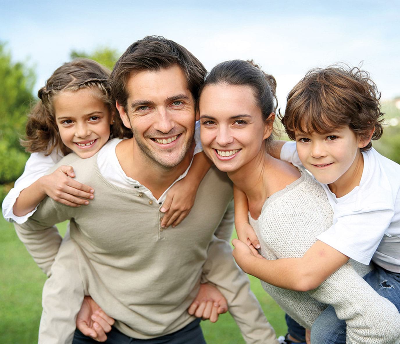 スイスロニテ社の遺骨ダイヤモンドサービスを利用する家族の写真です。