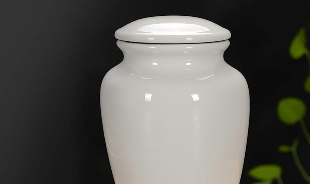 火葬後の灰を保管する骨壷